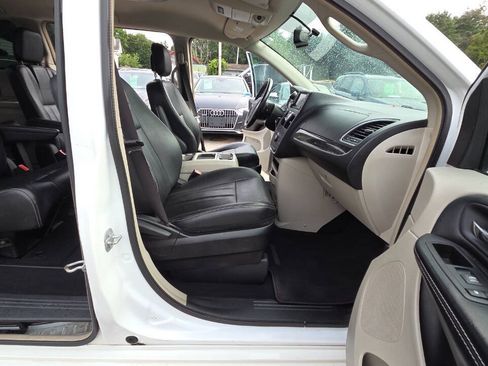 Used 2016 Chrysler Town & Country Touring FWD image 41