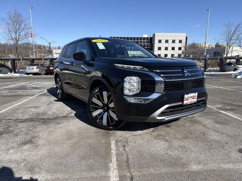 Used 2025 Mitsubishi Outlander SE image 2