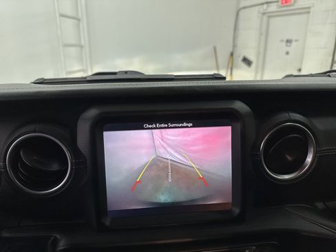 Used 2019 Jeep Wrangler Unlimited Sahara image 16