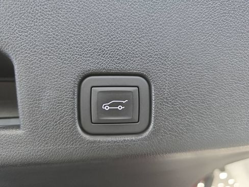 Used 2025 Chevrolet Traverse RS FWD image 28
