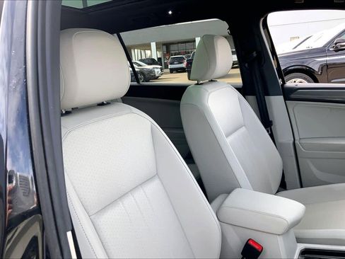 Used 2024 Volkswagen Tiguan SE R-Line image 8