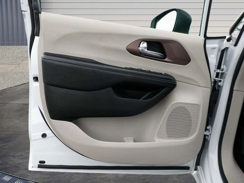 Used 2022 Chrysler Voyager LX FWD image 15