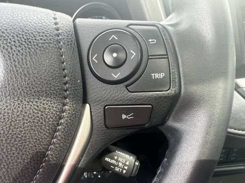 Used 2018 Toyota RAV4 XLE AWD/4WD image 30