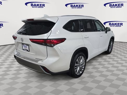 Used 2021 Toyota Highlander Platinum FWD image 5