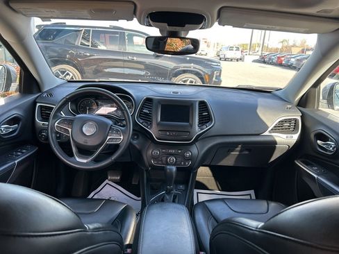 Used 2019 Jeep Cherokee Latitude Plus w/ Comfort/Convenience Group image 2