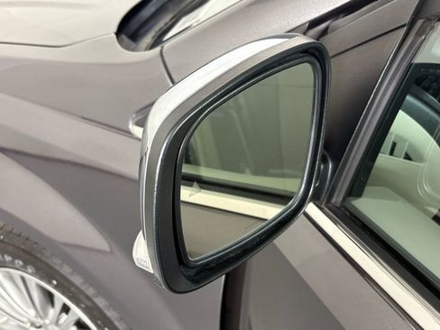 Used 2015 Chrysler Town & Country Touring-L image 11