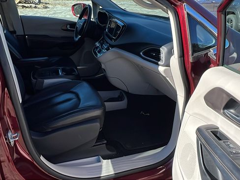 Used 2018 Chrysler Pacifica Touring-L image 20