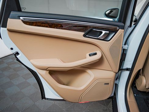 Certified 2025 Porsche Macan S image 28