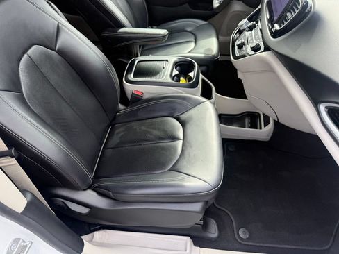Used 2023 Chrysler Pacifica Touring-L FWD image 62
