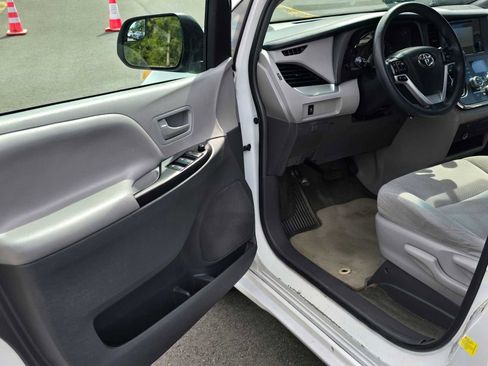 Used 2017 Toyota Sienna L FWD image 20