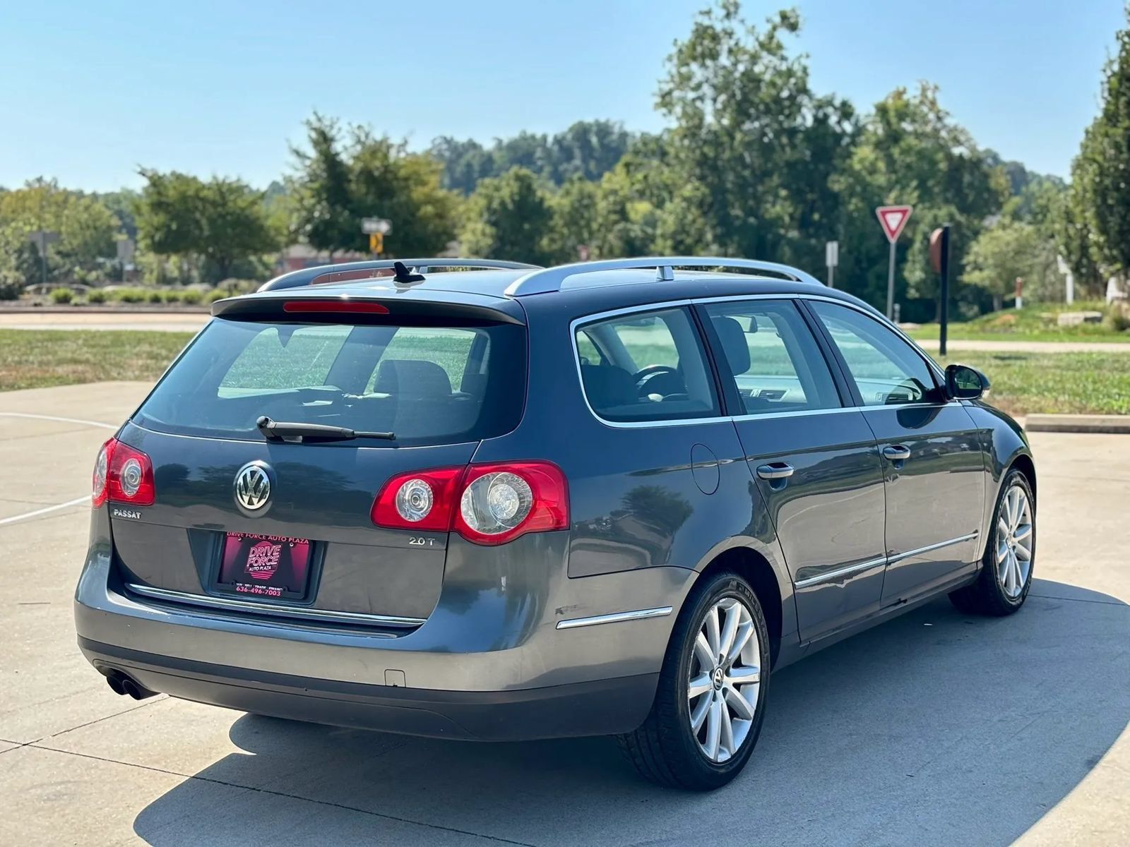 Used 2010 Volkswagen Passat Komfort FWD image 6