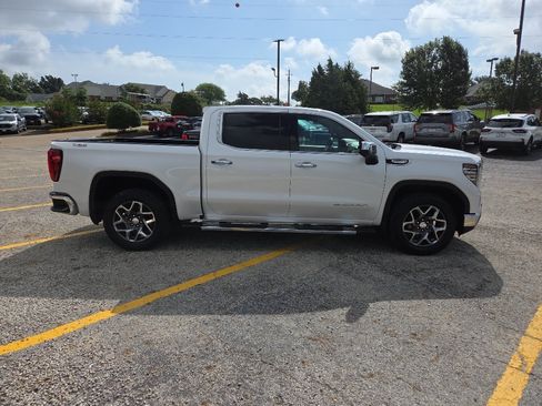 Used 2024 GMC Sierra 1500 SLT AWD/4WD image 4