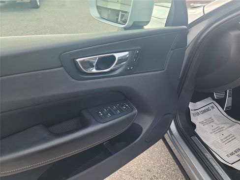 Used 2018 Volvo XC60 T5 R-Design w/ Convenience Package AWD/4WD image 11