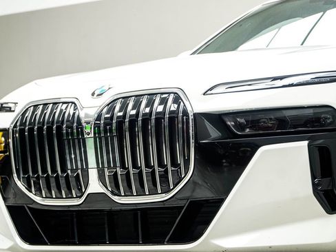 Used 2025 BMW 740i RWD image 2