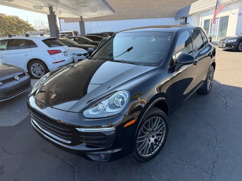Used 2017 Porsche Cayenne Platinum Edition AWD/4WD image 2