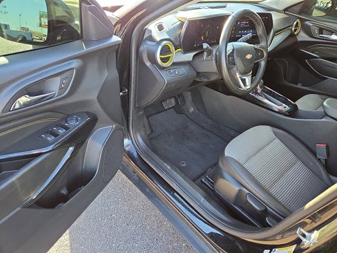 Used 2025 Chevrolet Trax LT w/ Driver Confidence Package image 10