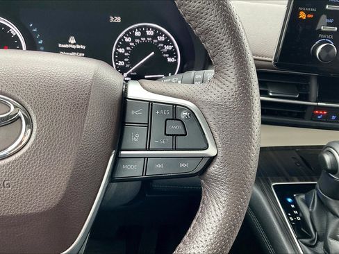 Used 2022 Toyota Sienna Platinum image 11