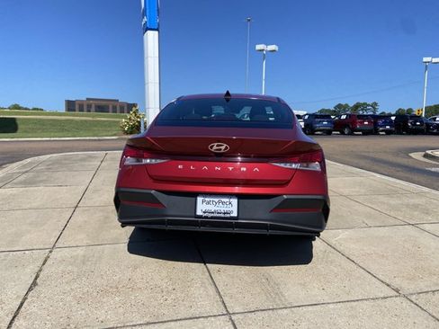 Used 2024 Hyundai Elantra SEL FWD image 10