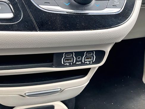 Used 2023 Chrysler Pacifica Touring-L FWD image 34