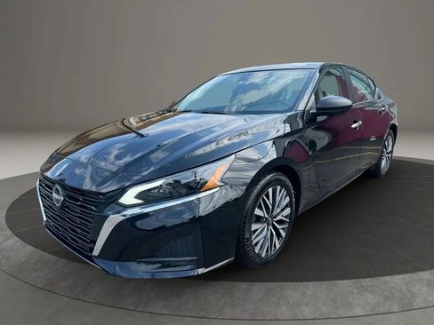 Used 2024 Nissan Altima 2.5 SV FWD image 1