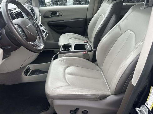 Used 2018 Chrysler Pacifica Touring-L Plus FWD image 19