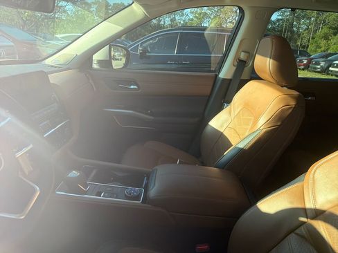 Used 2024 Nissan Pathfinder Platinum image 11