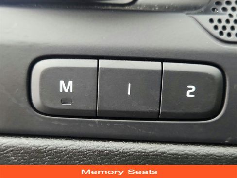 Used 2023 Volvo XC40 B5 Plus image 34