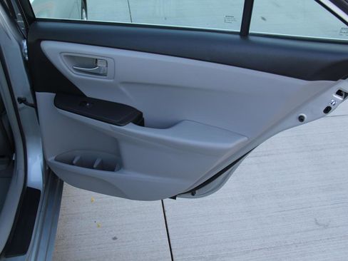 Used 2016 Toyota Camry LE image 28