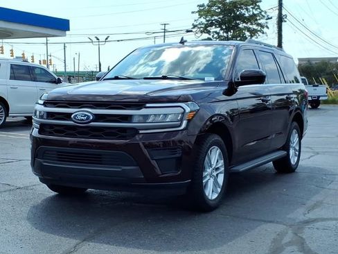 Used 2024 Ford Expedition XLT AWD/4WD image 3