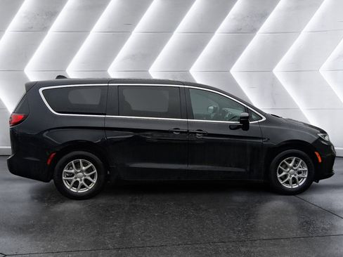 New 2026 Chrysler Pacifica Select image 7