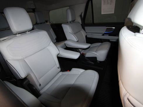 Used 2025 Ford Expedition Platinum w/ Platinum Ultimate Package image 28