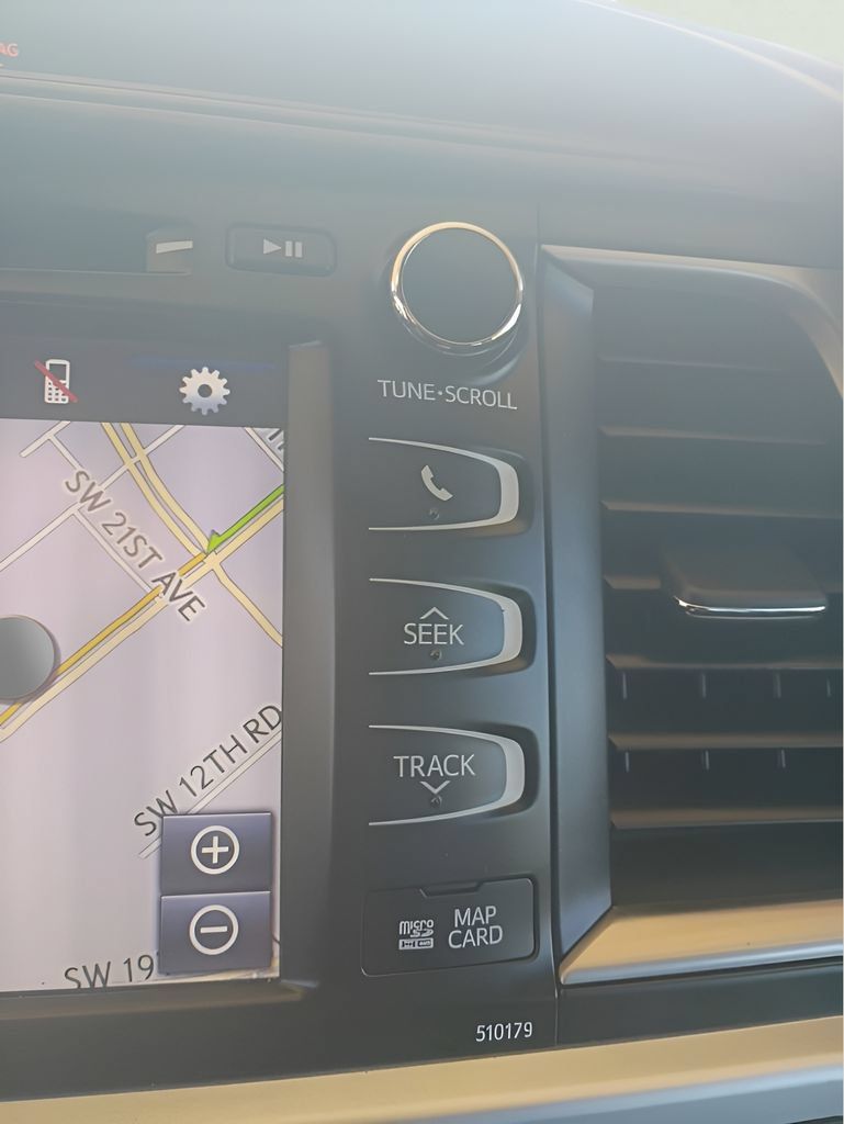 Used 2018 Toyota Highlander XLE AWD/4WD image 22