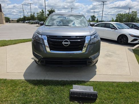Used 2025 Nissan Pathfinder SV AWD/4WD image 2