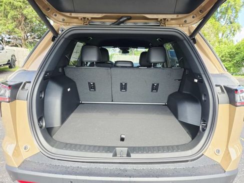 New 2027 Chevrolet Equinox LT w/ Convenience Package II FWD image 13