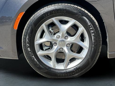 Used 2019 Chrysler Pacifica Touring Plus w/ Tire & Wheel Group FWD image 25