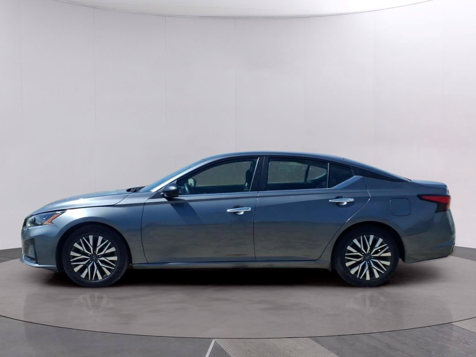 Used 2024 Nissan Altima 2.5 SV FWD image 2