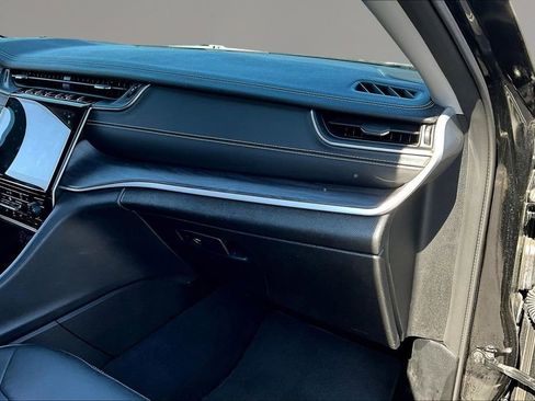 Used 2023 Jeep Grand Cherokee L Limited w/ Black Appearance Package image 27