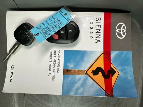 Used 2020 Toyota Sienna L image 36