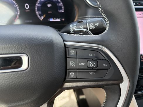 Certified 2025 Jeep Grand Cherokee Limited w/ Luxury Tech Group II AWD/4WD image 26