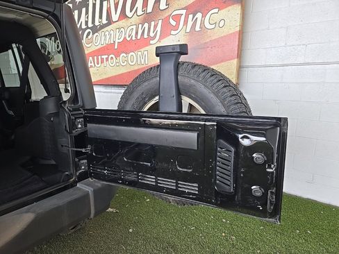 Used 2015 Jeep Wrangler Unlimited Rubicon w/ Max Tow Package image 9