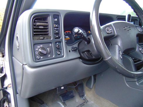 Used 2004 Chevrolet Silverado 2500 LT w/ Heavy-Duty Power Package image 18