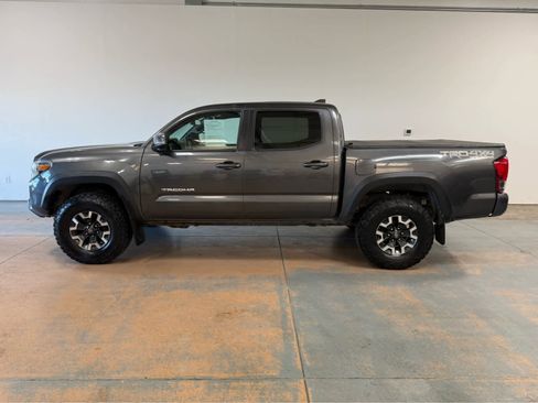 Used 2017 Toyota Tacoma TRD Off-Road AWD/4WD image 2