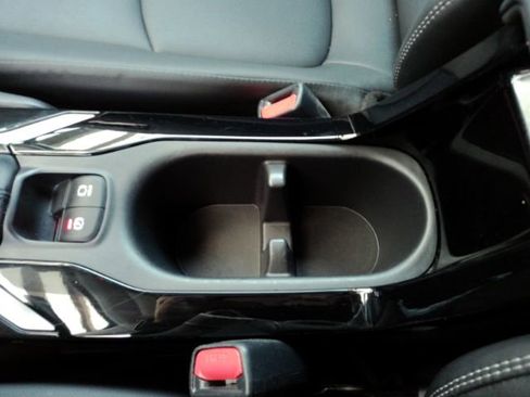 Used 2025 Toyota Corolla Cross XLE image 48