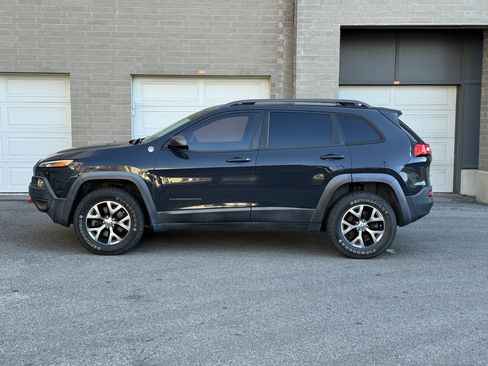 Used 2016 Jeep Cherokee Trailhawk image 2