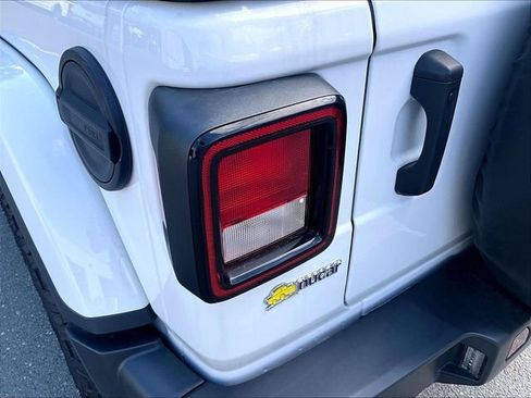 Used 2022 Jeep Wrangler Unlimited Sahara w/ Cold Weather Group AWD/4WD image 31