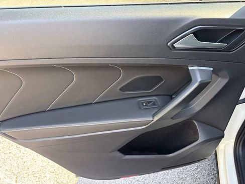 Used 2023 Volkswagen Tiguan SE w/ Panoramic Sunroof Package FWD image 18