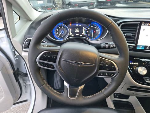 Used 2023 Chrysler Pacifica Touring-L image 40