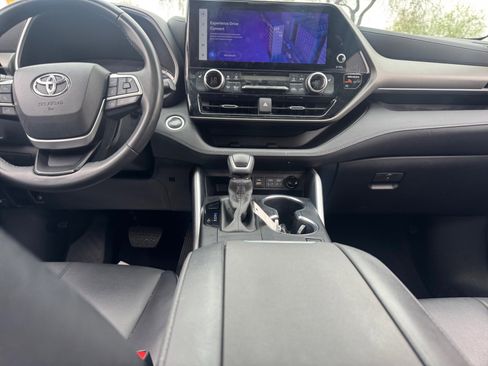 Certified 2024 Toyota Highlander XLE FWD image 20