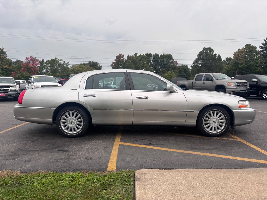 Used 2004 Lincoln Town Car Executive RWD image 5