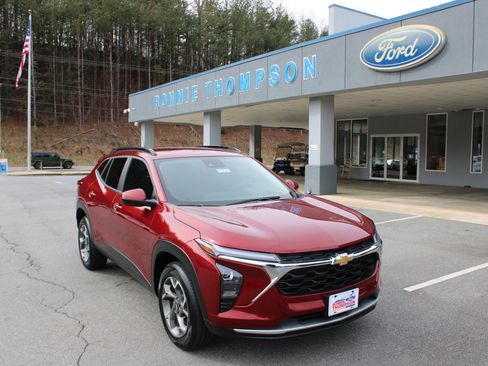 Used 2025 Chevrolet Trax LT w/ LT Convenience Package image 1